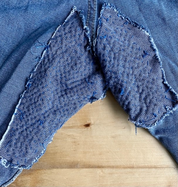 Tilpasning Ledningsevne morbiditet How to fix ripped jeans inner thigh by hand - super easy ·  VickyMyersCreations