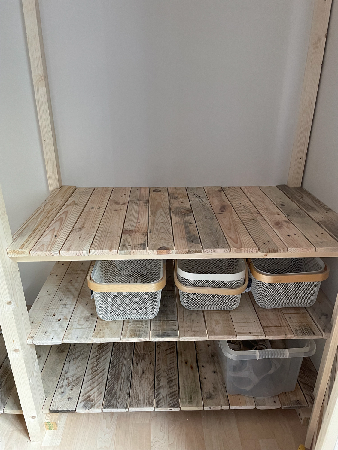 DIY Pallet Wardrobe Plans · VickyMyersCreations