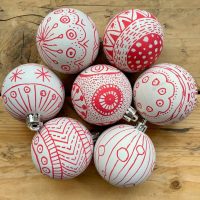 Upcycled Christmas ornaments with doodling