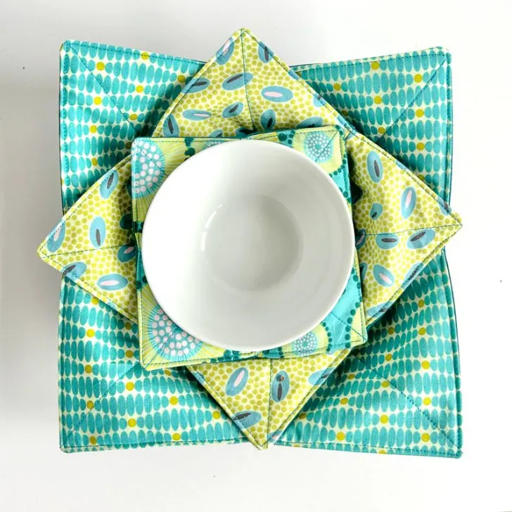 "Bowl Cozy” is a Free Summer Quilted Gift Pattern designed by & from Vicky Myers Creations!